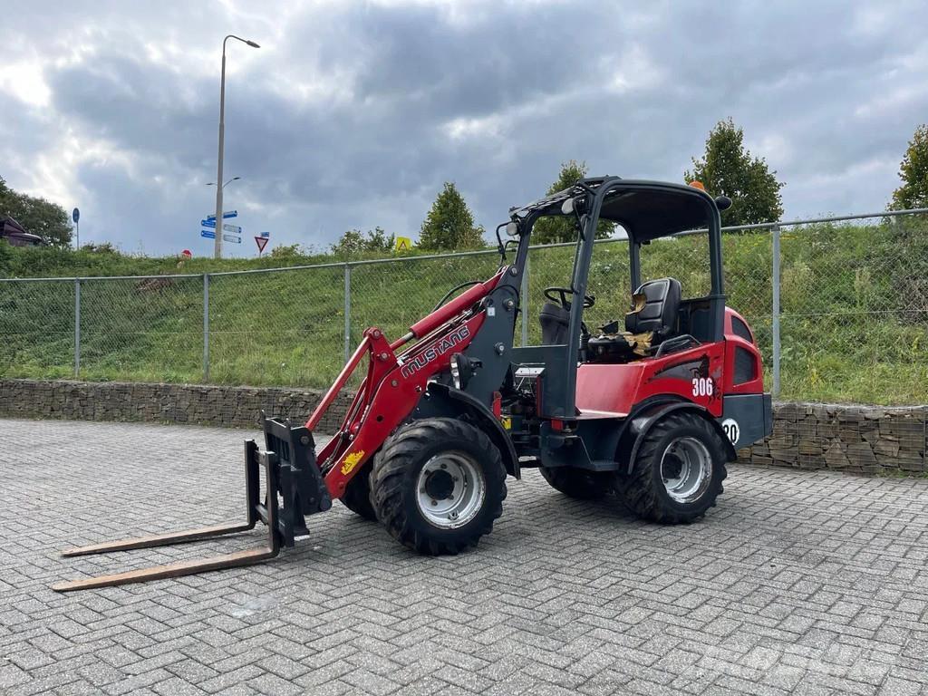 Mustang AL306 Buldozer sobre ruedas