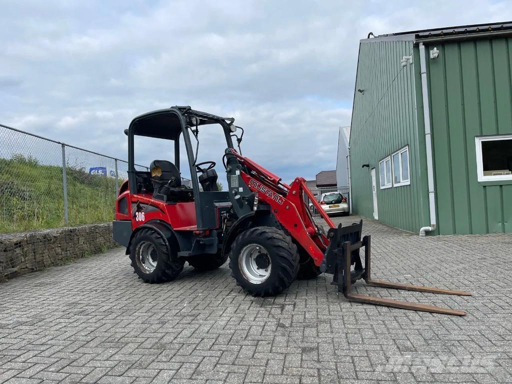 Mustang AL306 Buldozer sobre ruedas
