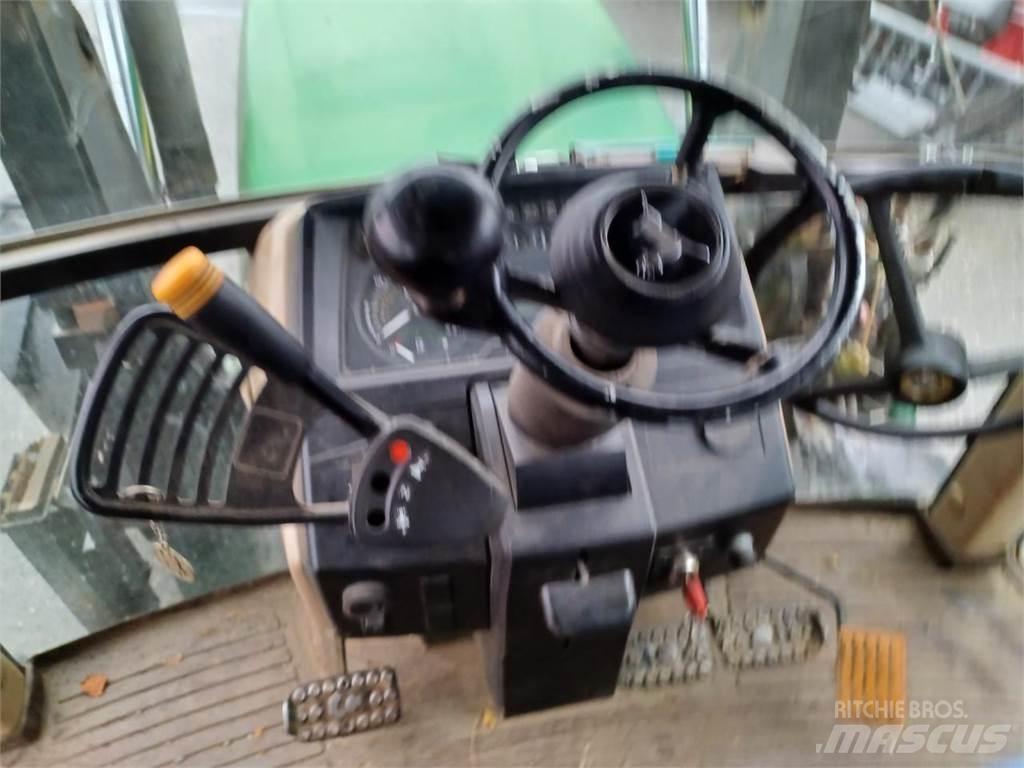 John Deere 6110SE Tractor forestal