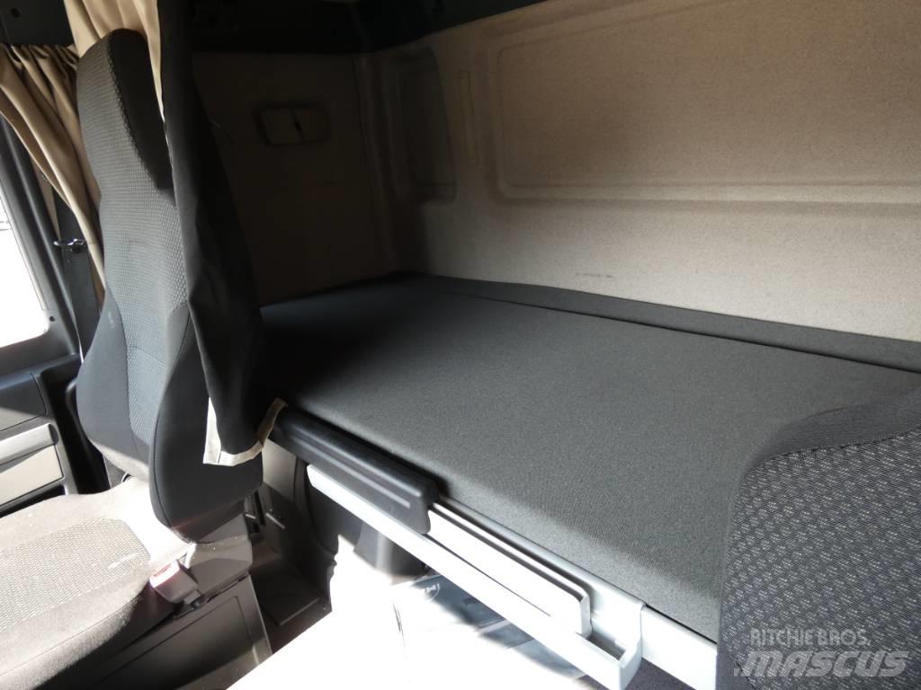 MAN TGL 12.220 BL Camiones caja cerrada