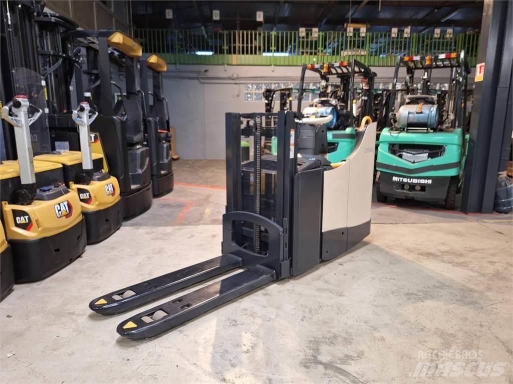 Crown DT3040 Apiladores eléctricos autopropulsados