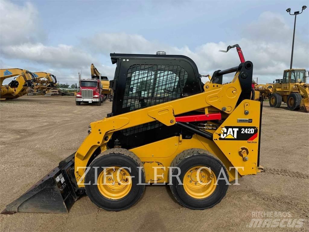 CAT 242D Minicargadoras