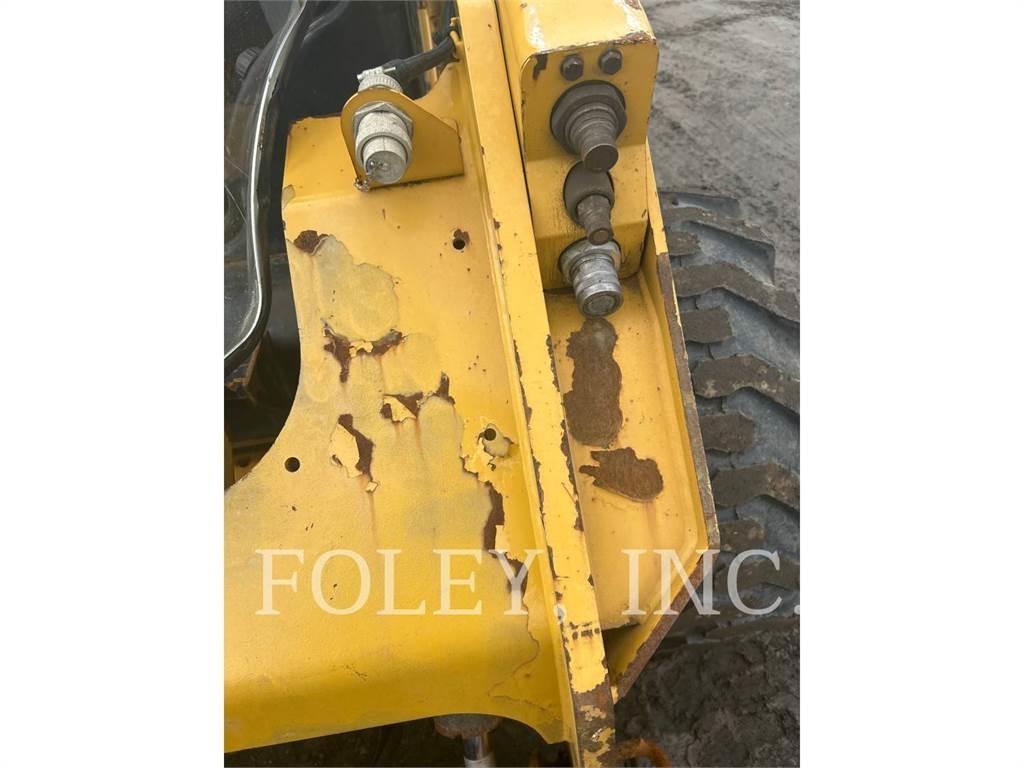 CAT 272D2 Minicargadoras