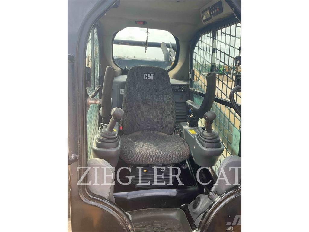 CAT 272D2 Minicargadoras