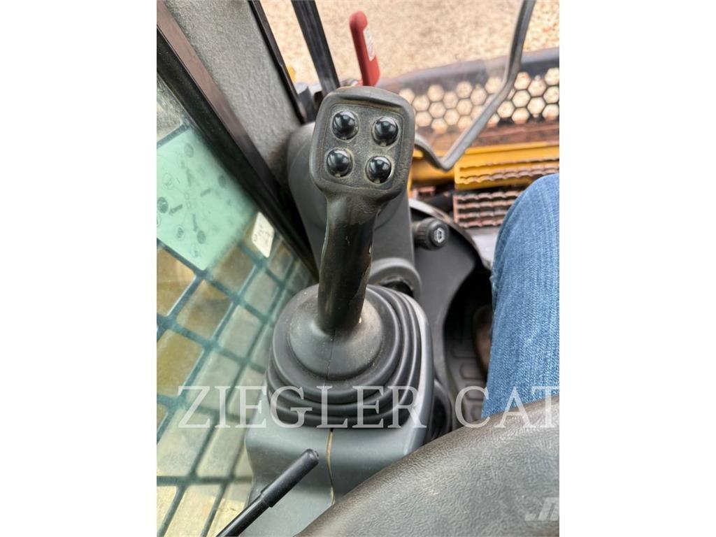 CAT 272D2 Minicargadoras