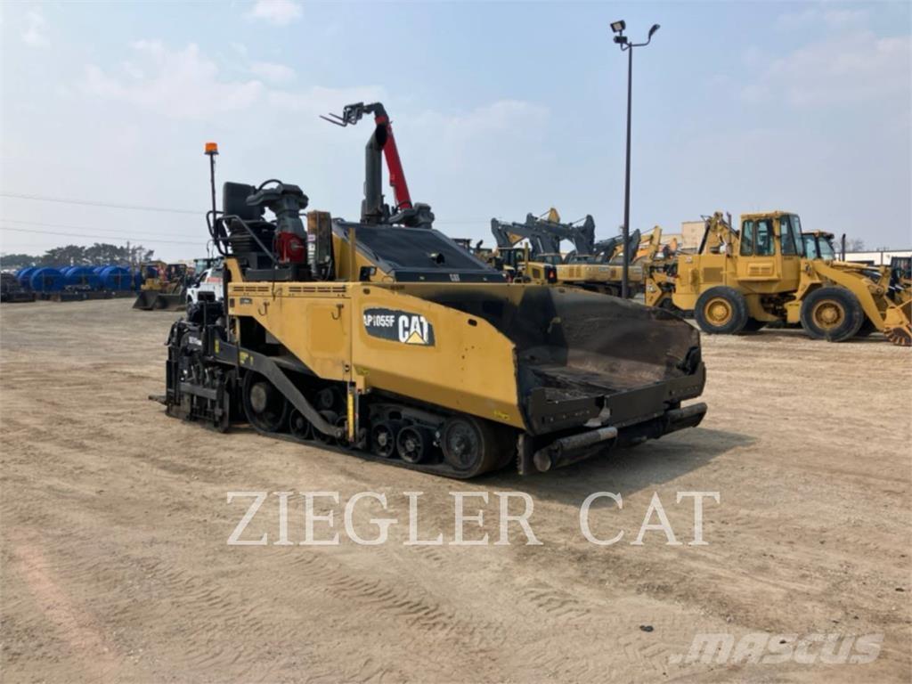 CAT AP1055F Asfaltadoras