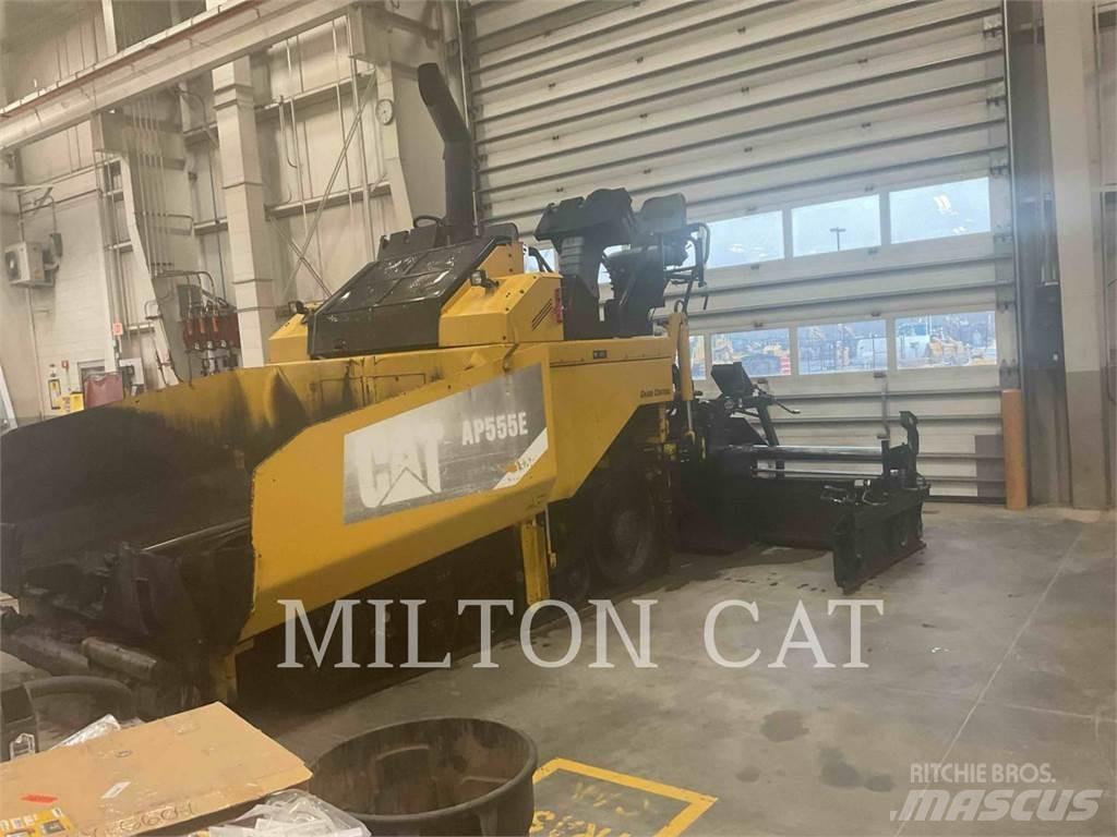 CAT AP555E Asfaltadoras