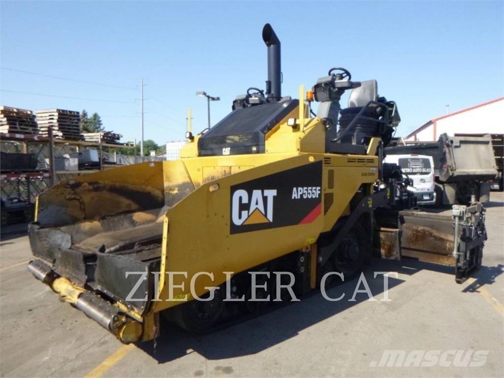 CAT AP555F Asfaltadoras