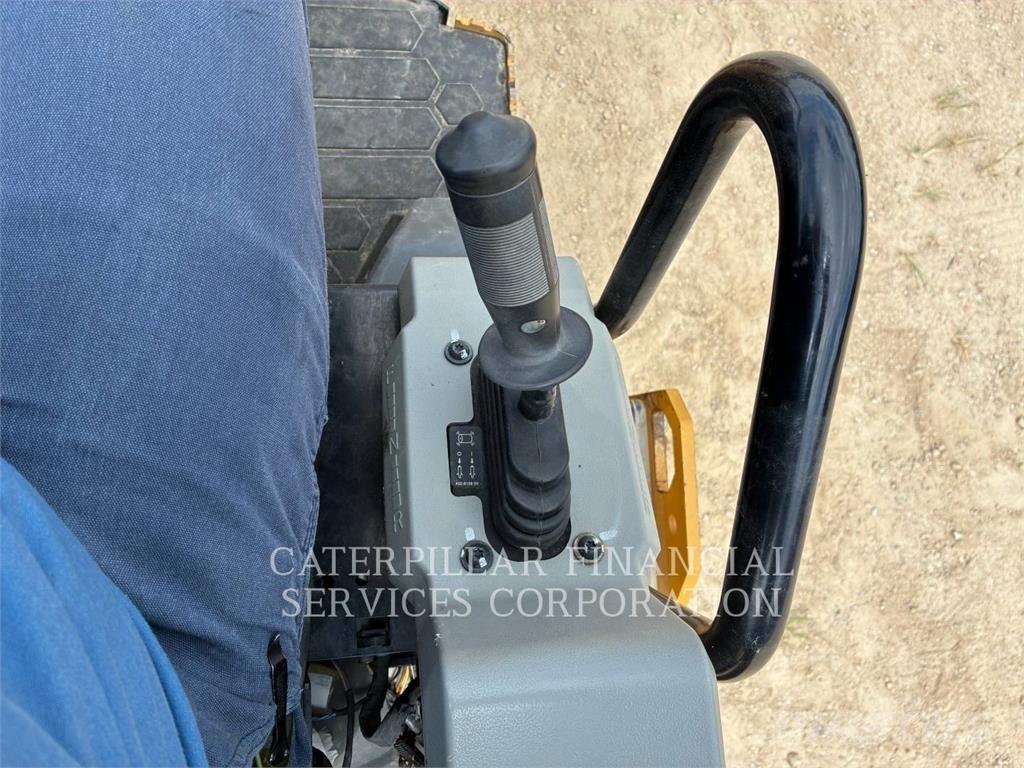 CAT CB2.703 Rodillos de doble tambor