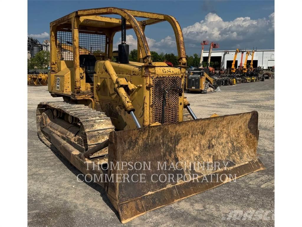 CAT D5B Buldozer sobre oruga