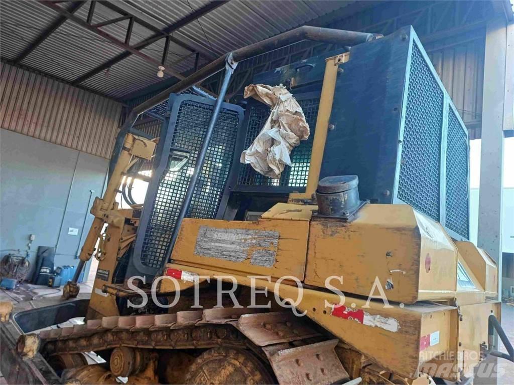 CAT D6T Buldozer sobre oruga
