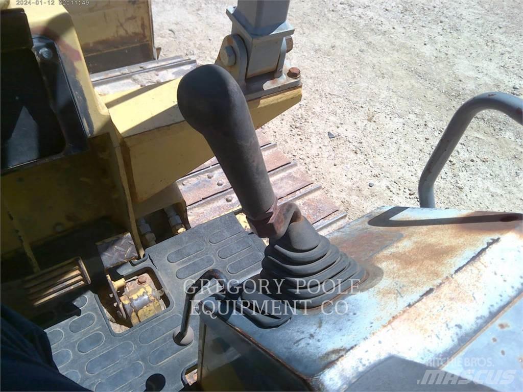 Komatsu D37P-5 Buldozer sobre oruga