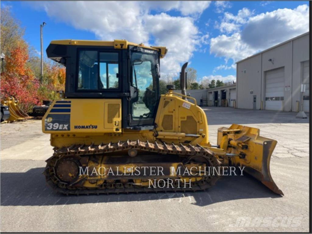 Komatsu D39EX-24 Buldozer sobre oruga