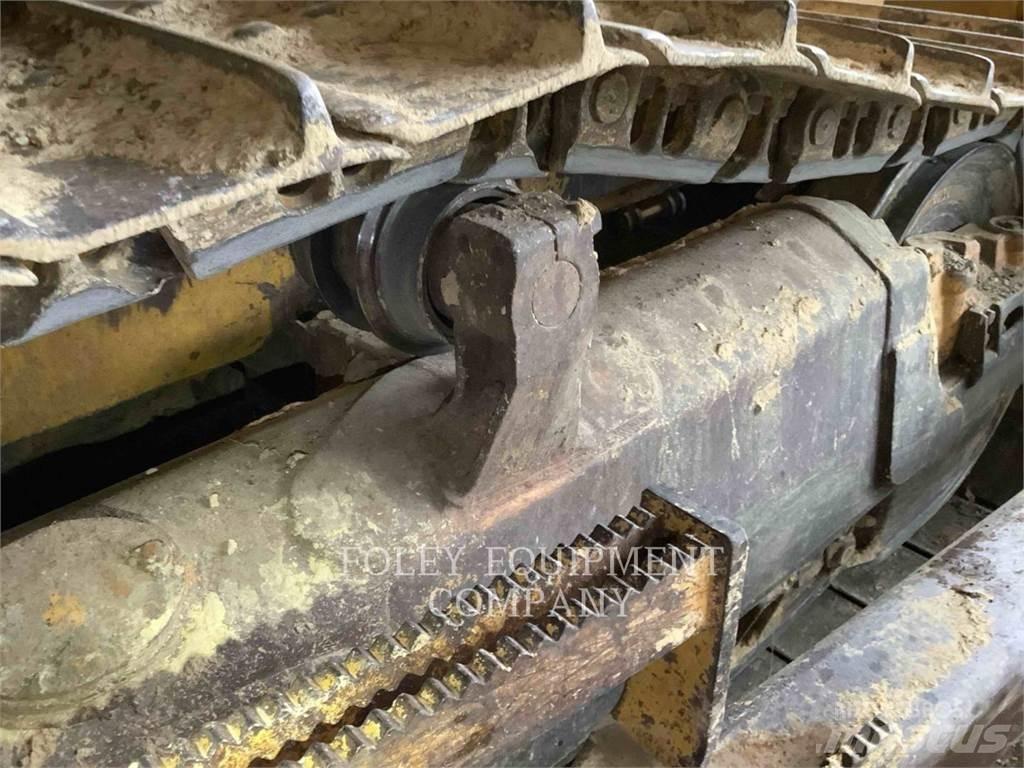 Komatsu D65EX17 Buldozer sobre oruga