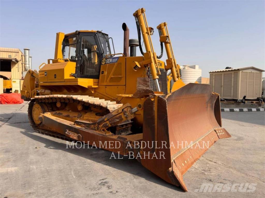 SEM MACHINERY SEM 832F Buldozer sobre oruga