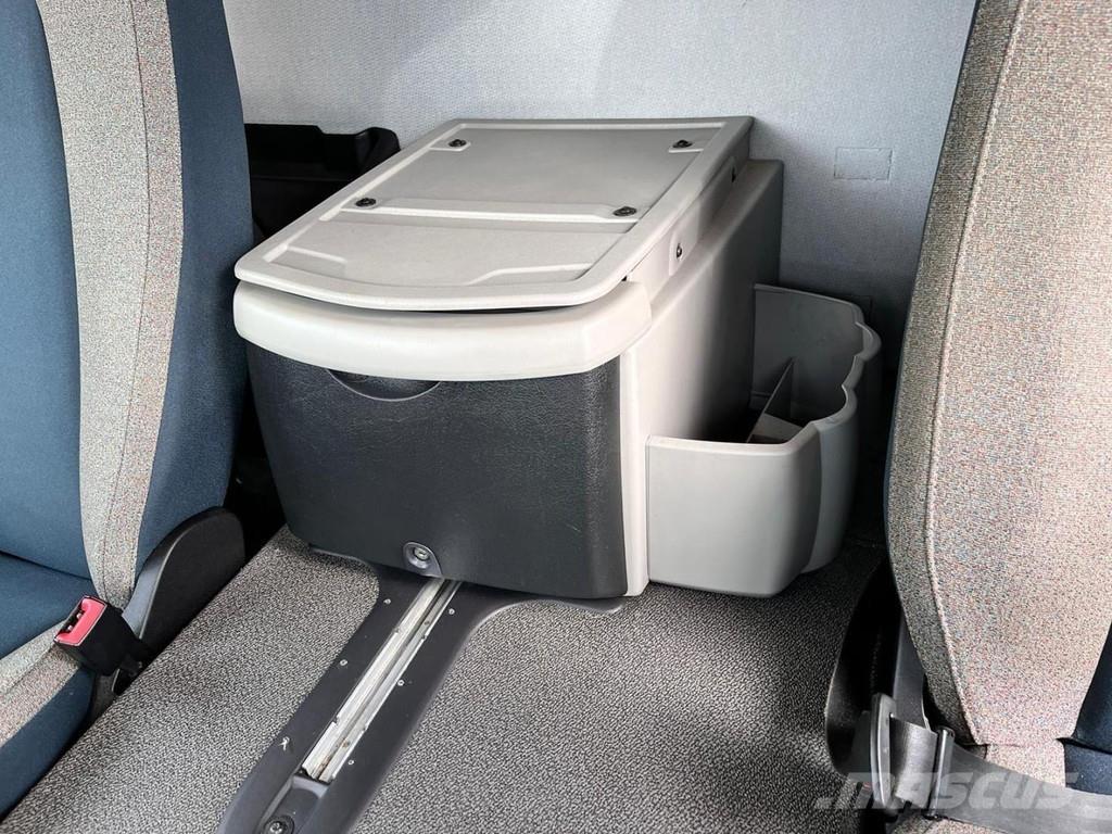 Volvo FL210 Camiones caja cerrada