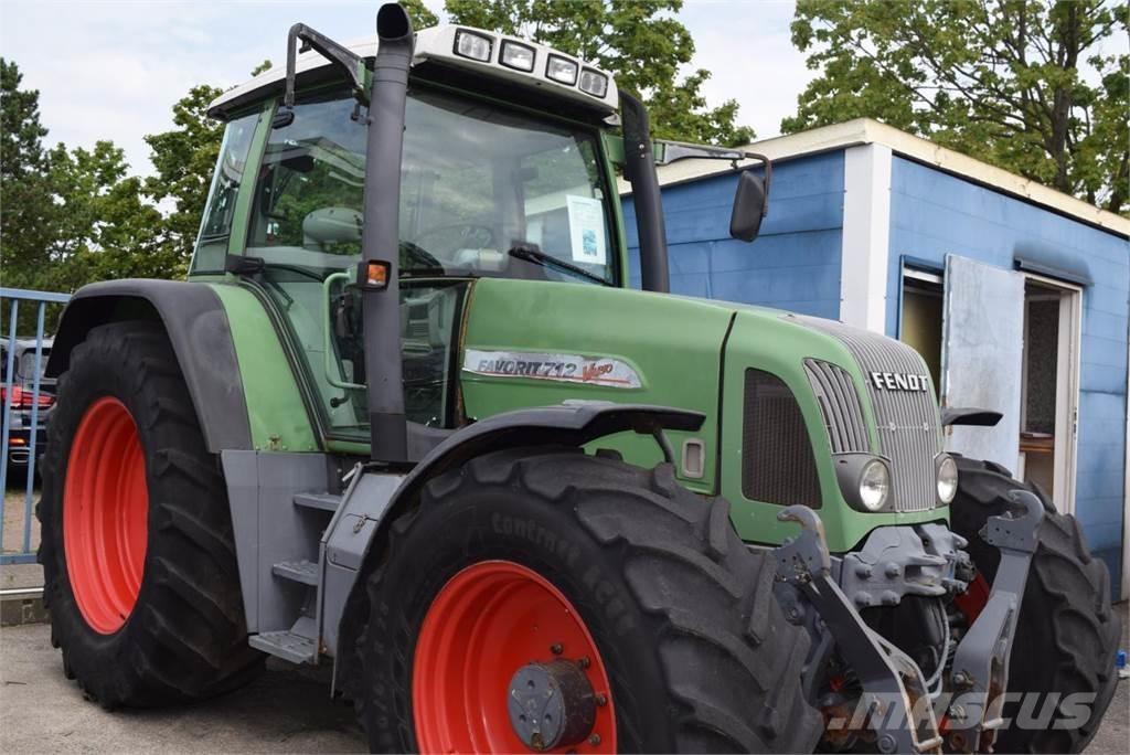 Fendt 712 Vario Tractores