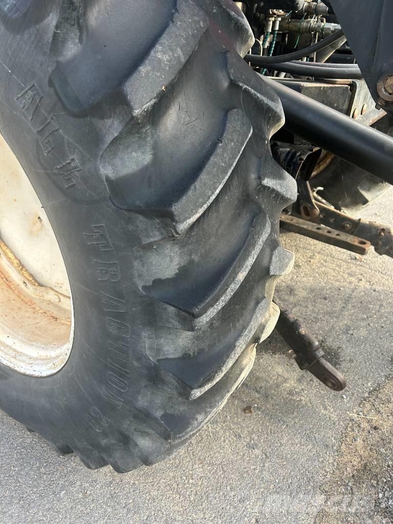 New Holland TV 140 Tractores