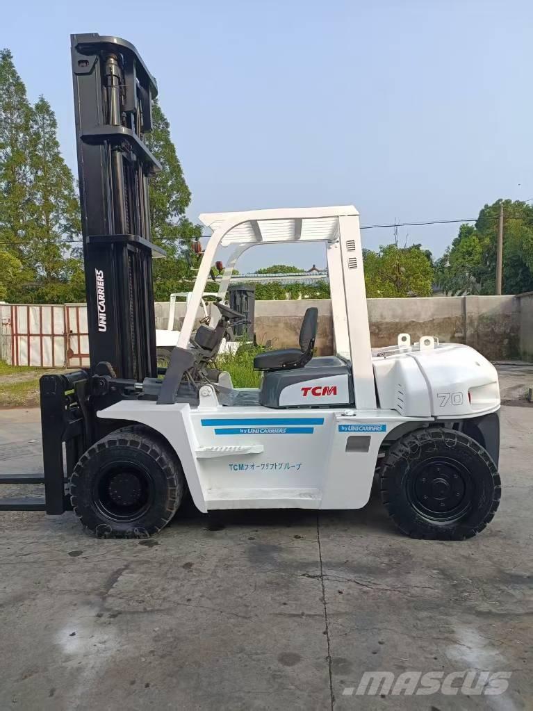 TCM FD 70 Z8 Camiones caja cerrada