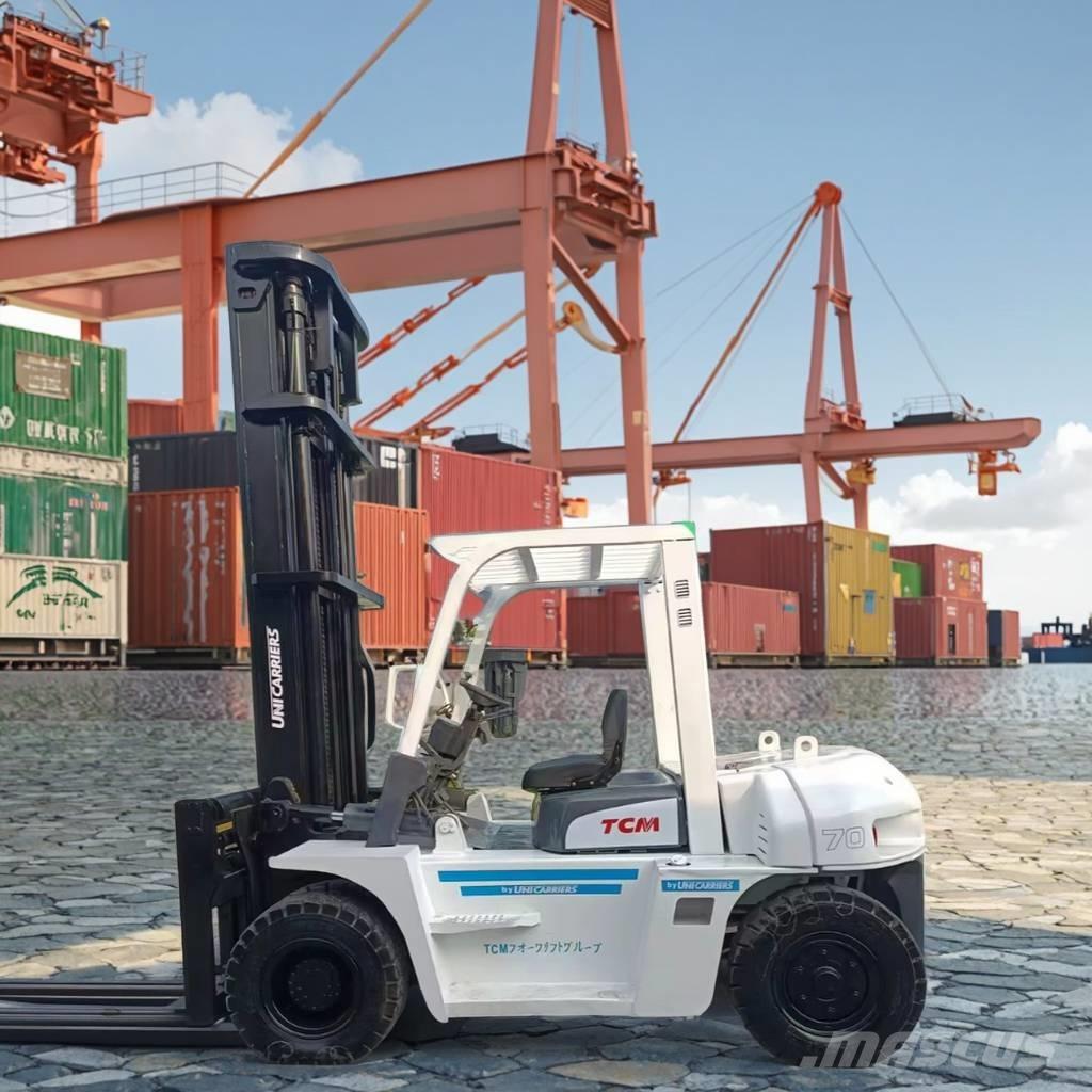 TCM FD 70 Z8 Camiones caja cerrada