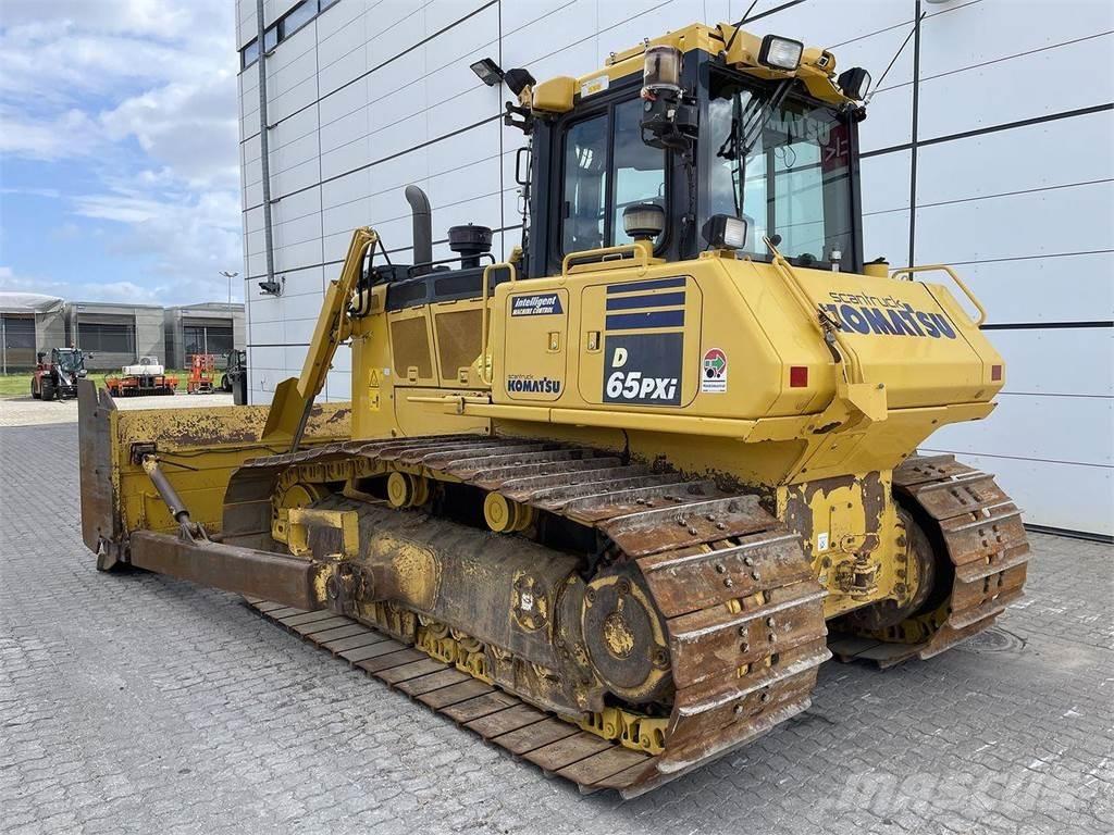 Komatsu D65PXI-18 Buldozer sobre oruga