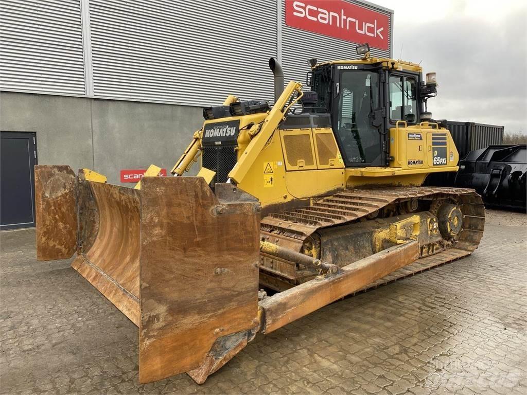 Komatsu D65PXI-18 Buldozer sobre oruga