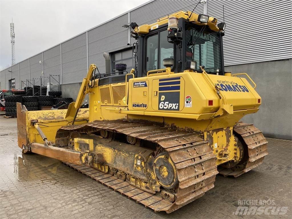 Komatsu D65PXI-18 Buldozer sobre oruga