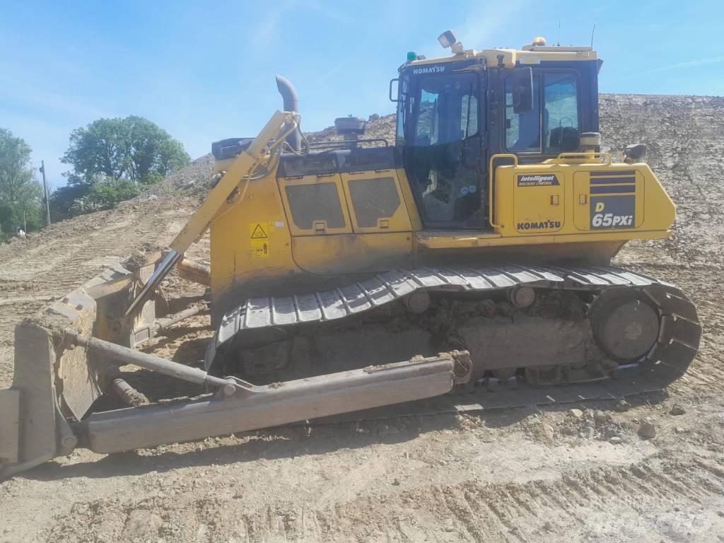 Komatsu D65PXi-18 Buldozer sobre oruga
