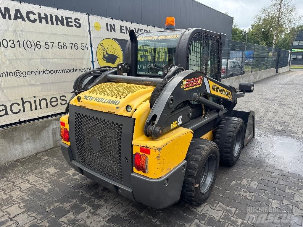 New Holland L220 Minicargadoras