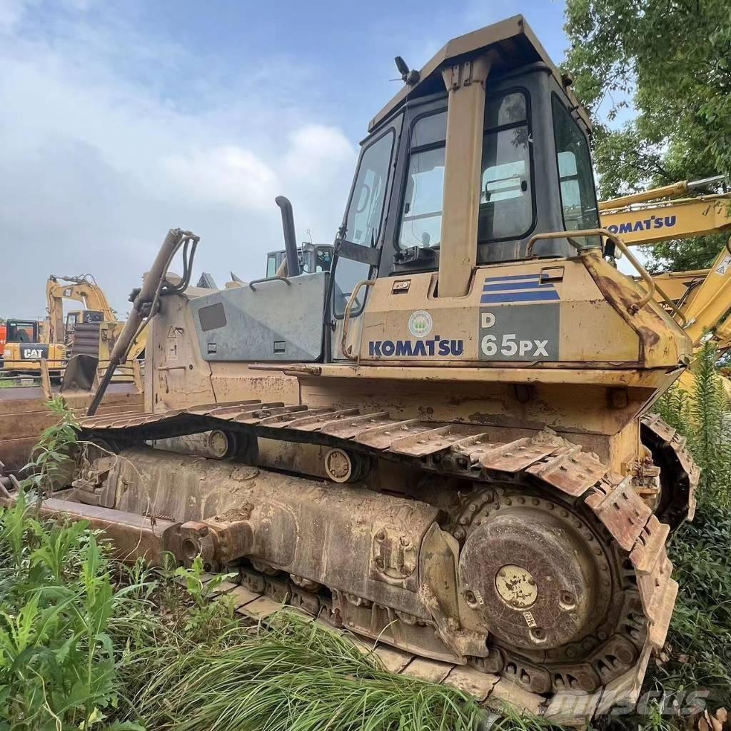 Komatsu D 65 P-12 Buldozer sobre oruga