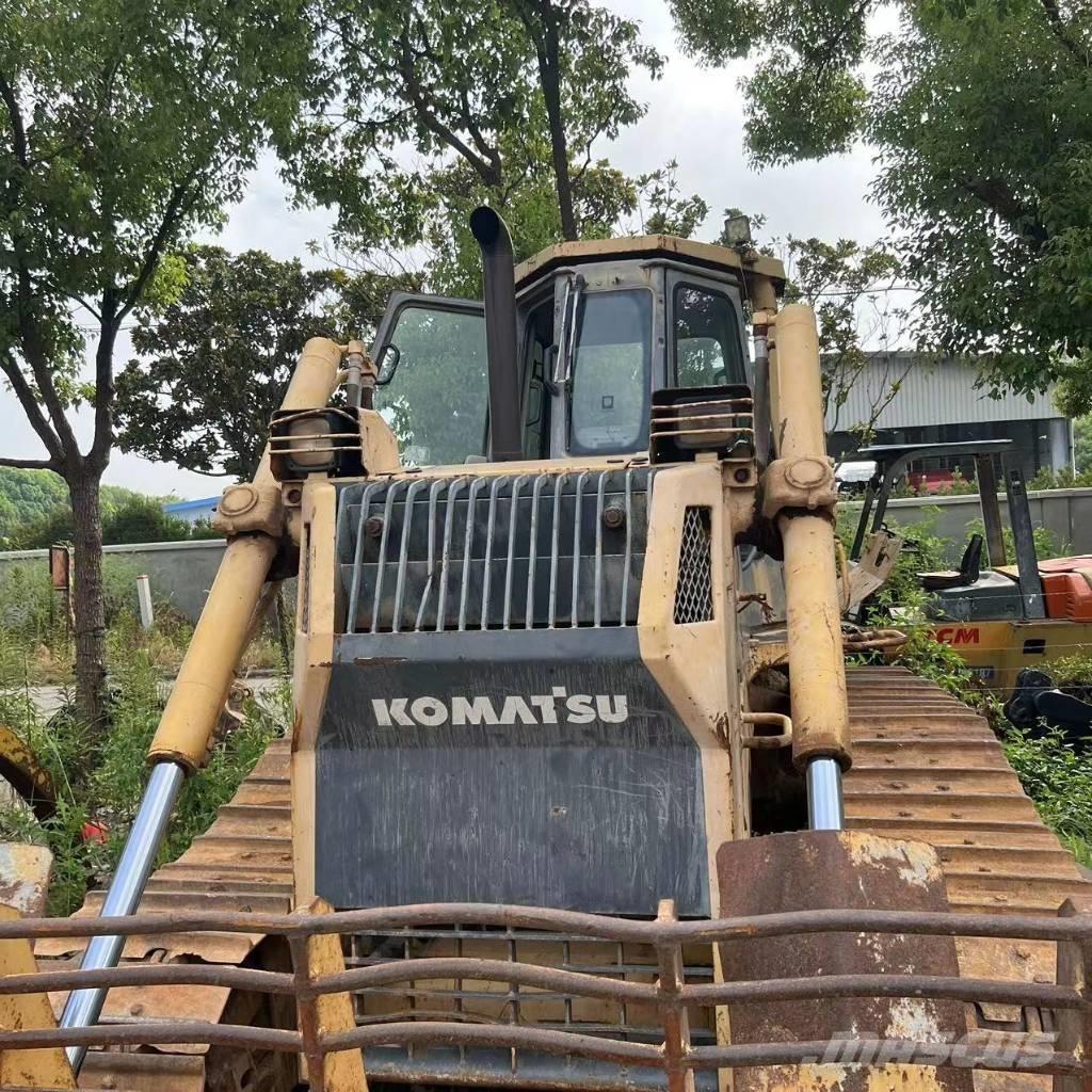 Komatsu D 65 P-12 Buldozer sobre oruga