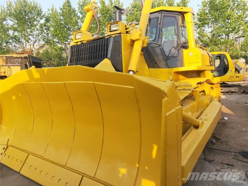 Komatsu D155AX-5 Buldozer sobre oruga