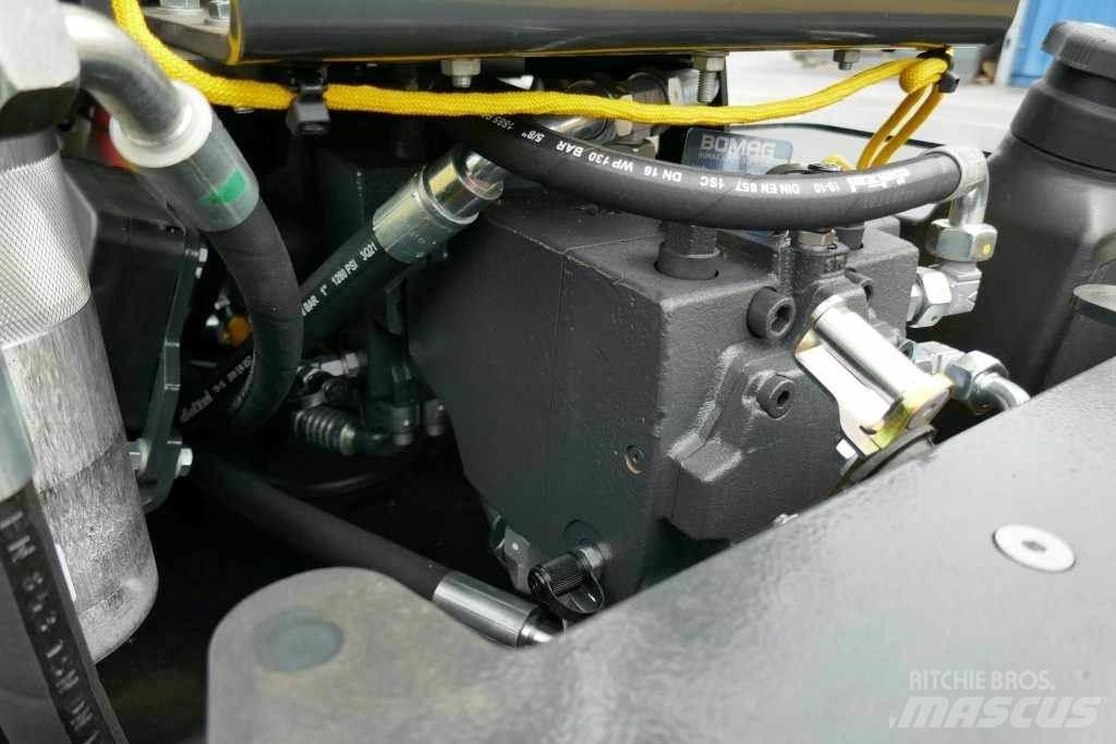 Bomag BW 213 DH-5 Compactadores de suelo