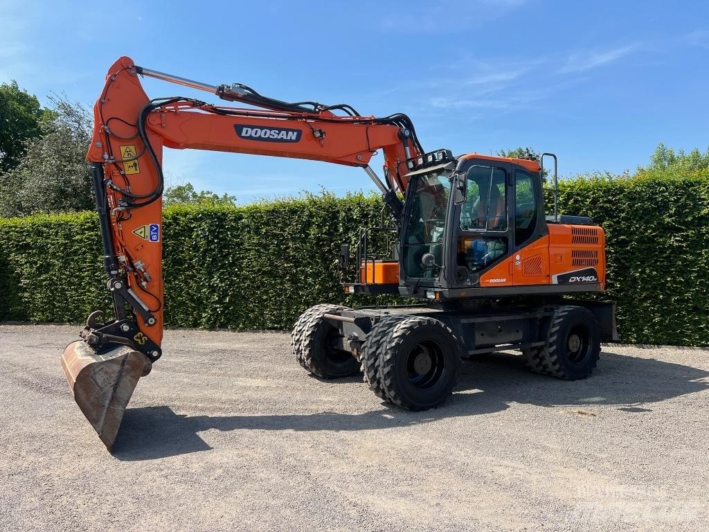 Doosan DX 140 W-5 Excavadoras de ruedas
