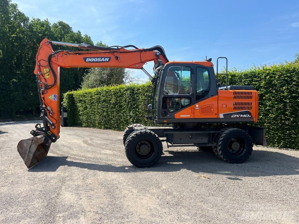 Doosan DX 140 W-5 Excavadoras de ruedas