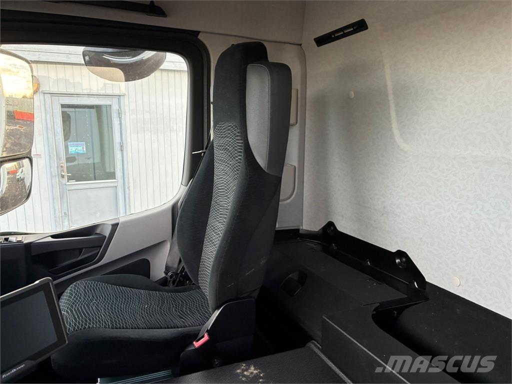 Mercedes-Benz 2533 Camiones caja cerrada