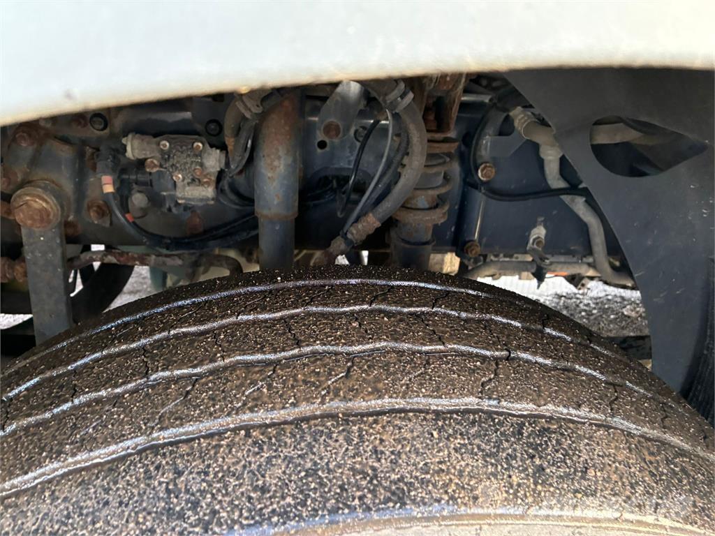 Volvo FL240 Camión con caja abierta