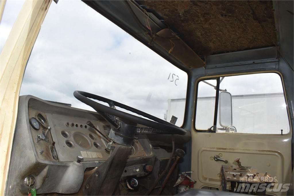 Ford L8000 Camiones cisterna
