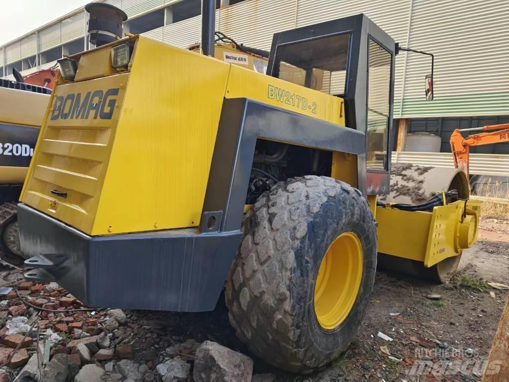 Bomag BW 217 Rodillos de un solo tambor