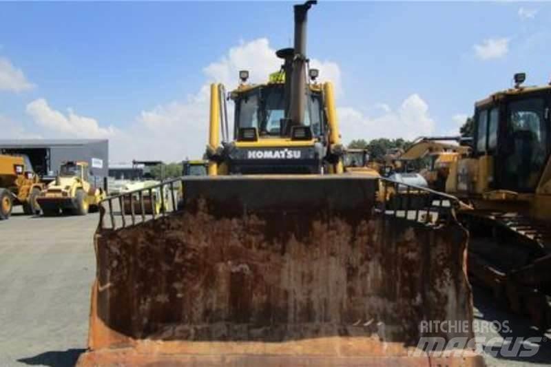 Komatsu D65 EX-16 Buldozer sobre oruga