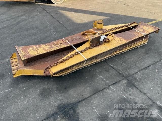 CAT 735 TAIL GATE Dúmpers articulados