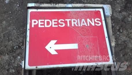  VARIOUS ROAD SIGNS Construcción - Otros