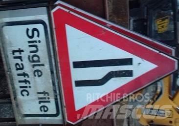  VARIOUS ROAD SIGNS Construcción - Otros