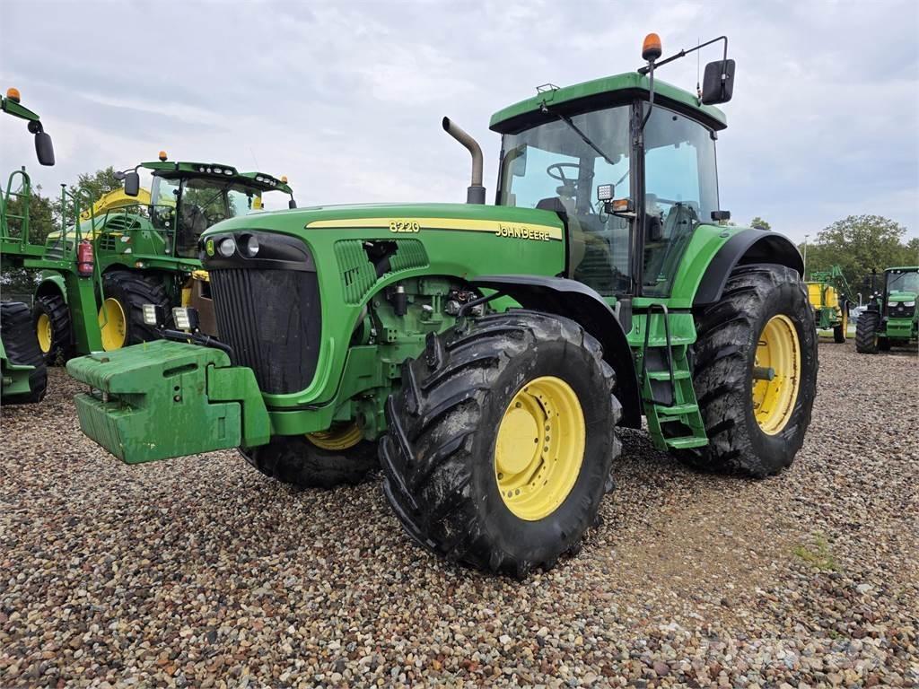 John Deere 8220 Tractores