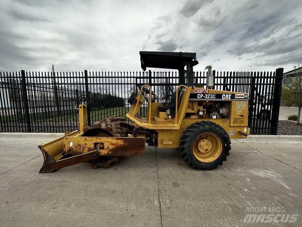 CAT CP-323C Tractores