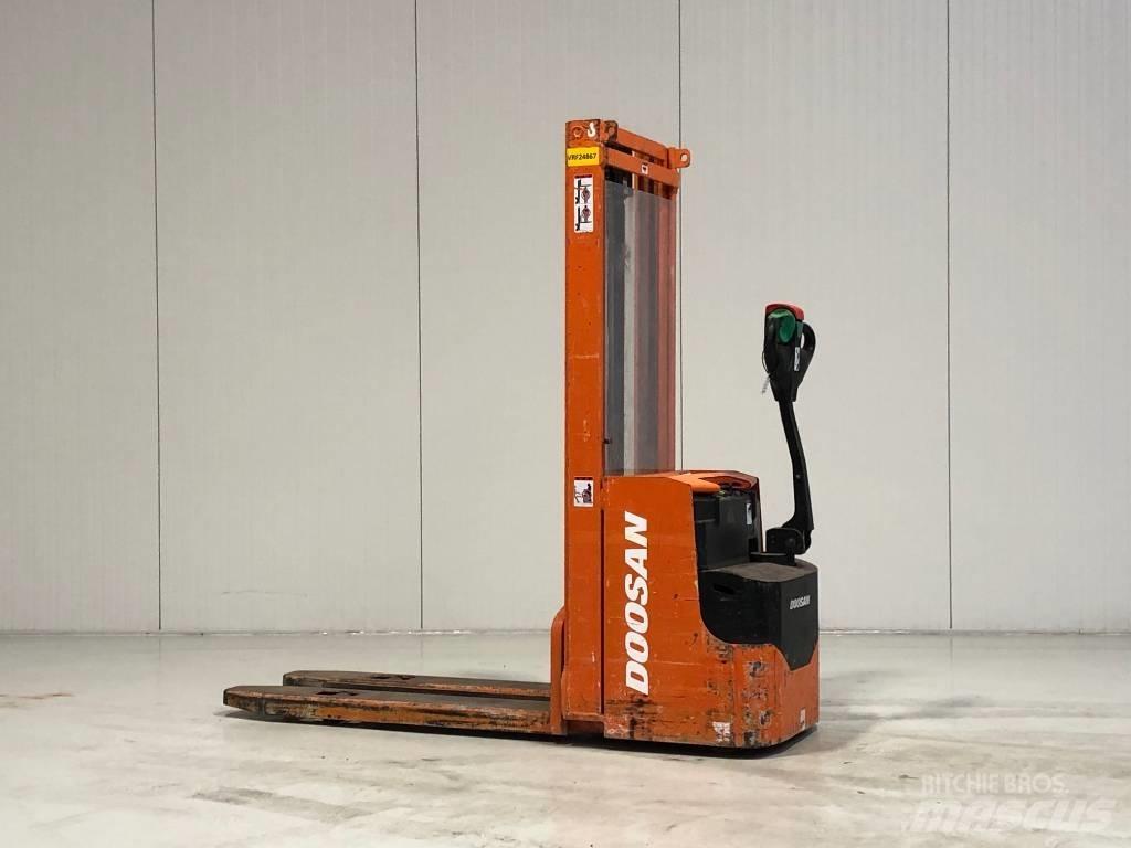 Doosan LEDS12.5C Apiladores eléctricos