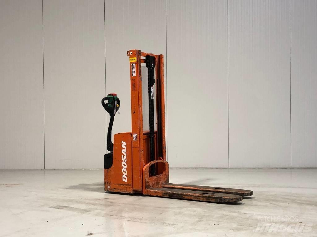 Doosan LEDS12.5C Apiladores eléctricos