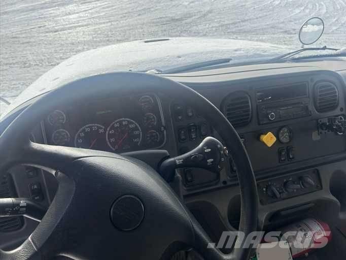 Freightliner M2-112 Camiones caja cerrada