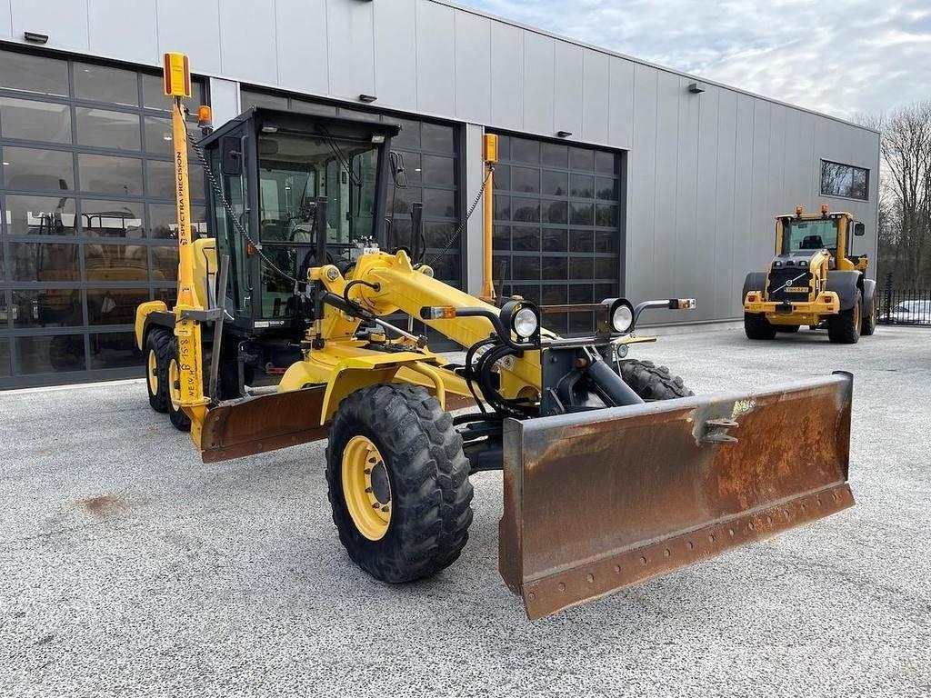 New Holland F106.6 Motoniveladoras