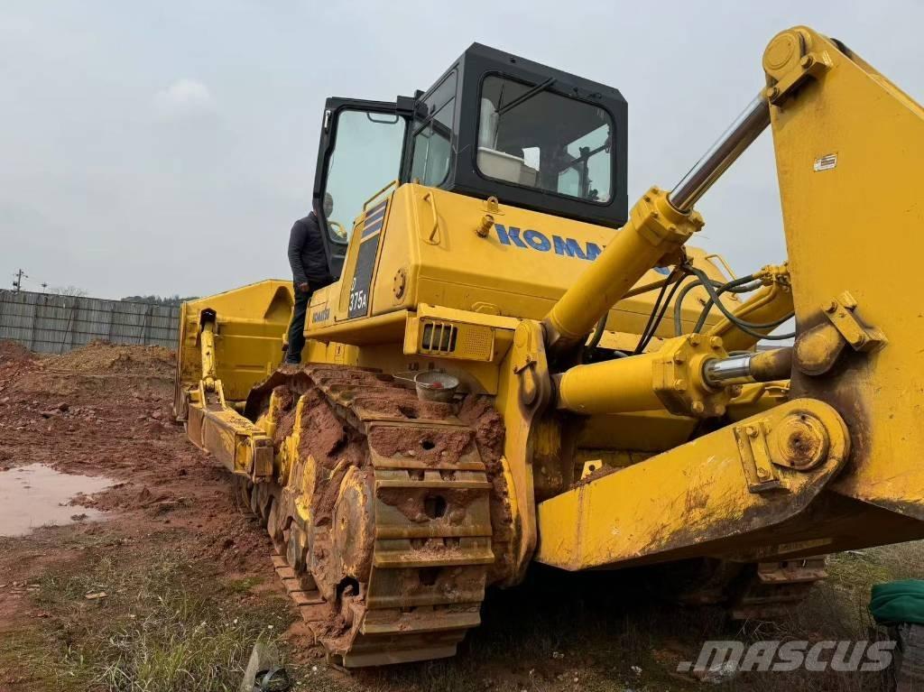 Komatsu D 375 A Buldozer sobre oruga